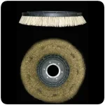 Améliorez votre productivité avec la monobrosse WIRBEL JOLLY 18L 220V. Rendement théorique de 250 mq/h, réservoir solution de 12-18 L et pression des brosses de 35-45kg.