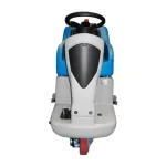 Une machine bleue et blanche avec des roues au sol. Machine de nettoyage autonome Fiorentini ECOSMILE 100 48V 150L. Largeur de travail de 960mm. Moteur d'aspiration de 750W, moteur à brosse de 2x400W, moteur de traction de 500W. Capacité de réservoir de solution de 150L.
