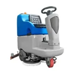 Une machine bleue et blanche avec des roues au sol : autolaveuse autoportée Fiorentini ECOSMILE 100 48V 150L. Rendement jusqu'à : 5750 m²/h. Autonomie : 5 h. Capacité réservoir solution : 150L. Vitesse d'avancement : 0-6 km/h. Tension : 48V. Type de batterie : 4 x 12V x 157Ah. Moteur d'aspiration : 750W. Moteur à brosse : 2x400W. Moteur de traction : 500W. Largeur utile de travail : 960mm. Production horaire maximale : 5750 m²/h. Traction : De face. Pente maximale : 9%. La dépression : 170 mbar. Brosses à tête de pression : 43 kg. Caractère bruyant : 72dB. Tournant d'allée : 2000mm. Dimensions : 140x105x136cm. Diamètre de la brosse : 2 x Ø48mm. Largeur de raclette : 1240mm. Poids de la machine : 178 kg. Poids de la batterie : 4 x 37 kg.