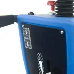 Autolaveuse Autoportée Fiorentini ECOSTAR 48V 90L Une autolaveuse avec roues bleues et grises. Rendement jusqu'à 2750 mq/h, autonomie de 5 h, capacité réservoir solution de 90 L, vitesse d'avancement de 0-4 km/h, etc.