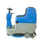 Autolaveuse Autoportée Fiorentini ECOSTAR 48V 90L une autolaveuse dotée de roues bleues et grises. Rendement maximal de 2750 mq/h, autonomie de 5 h, capacité réservoir solution de 90 L, vitesse d'avancement réglable de 0 à 4 km/h, etc.