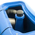 Autolaveuse Autoportée Fiorentini ECOSTAR 48V 90L une autolaveuse bleue et grise avec des roues. Capacité réservoir de 90L, vitesse d'avancement entre 0 et 4 km/h. Poids de 125 kg.