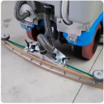 Autolaveuse Autoportée Fiorentini UNICA 100 36V 170L offre une vitesse d'avancement de 0-6 km/h pour un nettoyage efficace.