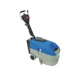 Découvrez l'Autolaveuse Autotractée Fiorentini DELUX 350B 24V 22L avec une largeur de nettoyage de 350 mm et une capacité de réservoir de 22 ltr.