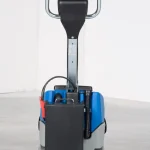 Profitez de l'efficacité de l'Autolaveuse Autotractée Fiorentini DELUX 350B 24V 22L avec une vitesse d'avancement de 0-5 km/h et une autonomie de 0.9 h.
