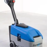 L'Autolaveuse Autotractée Fiorentini DELUX 350B 24V 22L offre une pression des brosses de 10 kg et une capacité de réservoir récupération de 20 ltr.