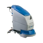 L'Autolaveuse Autotractée Fiorentini DELUX 43B 24V 45L offre une pression des brosses de 20-40 kg et une dépression de 1500 mmH2O pour un nettoyage optimal.