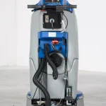 Découvrez l'Autolaveuse Autotractée Fiorentini DELUX 43B 24V 45L avec une largeur de nettoyage de 430 mm et une capacité de réservoir de 45 ltr.