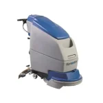 Autolaveuse Autotractée Fiorentini DELUX 43E 220V 45L. Largeur de nettoyage : 430 mm. Largeur du suceur : 700 mm. Moteur des brosses : 500 W. Moteur d’aspiration : 550 W. Rendement jusqu’a : 1500 m2/h. Pression des brosses : 20-30 k. Diamètre de brosses : 1xØ430 mm. Dépression : 1500 mmH2O. Vitesse d’avancement : 0-4 km/h. Capacité réservoir : 45 ltr. Tension : 220 V. Pente max. surmontable : 3%. Niveau de Bruit : 72 dB. Avancement : 3.5km. Longueur : 1000 mm. Largeur : 480 mm. Hauteur : 1060 mm. Poids de la machine : 80 kg.