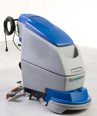 L'Autolaveuse Autotractée Fiorentini DELUX 43E 220V 45L offre une capacité de réservoir de 45 ltr et une dépression de 1500 mmH2O pour un nettoyage efficace.