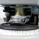 Nettoyez jusqu'à 1500 m2/h avec l'Autolaveuse Autotractée Fiorentini DELUX 43E 220V 45L équipée d'un moteur des brosses de 500 W et d'un moteur d'aspiration de 550 W.