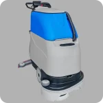 Nettoyez efficacement vos sols avec l'autolaveuse autotractée Fiorentini GIAMPY. Rendement jusqu'à 2000 mq/h, autonomie de 4 h et capacité réservoir solution de 50 L. Vitesse d'avancement de 0-4 km/h.