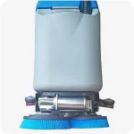 Autolaveuse Autotractée Fiorentini I 20 B. Rendement jusqu'à 1800 mq/h, autonomie de 3h, capacité réservoir solution de 30L, vitesse d'avancement de 0-4km/h, puissance du moteur de 400W, largeur de la brosse de 500 mm, largeur de la raclette de 710 mm, dimensions de 80 x 67 x 94 cm, poids de 112kg.