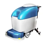 Autolaveuse Autotractée Fiorentini PINKY 32B : Vitesse d'avancement 0-5km/h, largeur de travail utile de 850 mm, pression de la tête de brosse de 25 kg, poids de la machine de 126 kg.