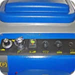 Autolaveuse Autotractée Fiorentini PINKY 32B offre un rendement horaire maximum de 4250 m²/h et une pression de tête de brosse de 25 kg.