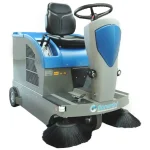 Découvrez la balayeuse autoportée S 28 70L de Fiorentini : une machine performante avec une capacité de 70L, une vitesse d'avancement de 0-6km/h et une largeur de travail totale de 110 cm.