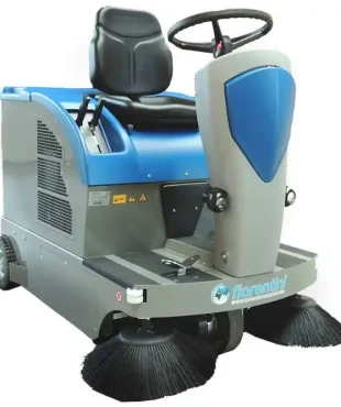 Découvrez la balayeuse autoportée S 28 70L de Fiorentini : une machine performante avec une capacité de 70L, une vitesse d'avancement de 0-6km/h et une largeur de travail totale de 110 cm.