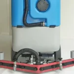 Autolaveuse bleue et grise avec des roues pour le nettoyage des sols. Rendement jusqu'à 4000 mq/h, autonomie de 4 h et capacité réservoir solution de 110L. Vitesse d'avancement de 0-6 km/h.