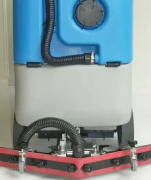 Autolaveuse bleue et grise avec des roues pour le nettoyage des sols. Rendement jusqu'à 4000 mq/h, autonomie de 4 h et capacité réservoir solution de 110L. Vitesse d'avancement de 0-6 km/h.