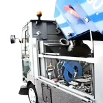 balayeuse autoportée S 150 Diesel 1000L de Fiorentini. Avec une capacité de bac de vidange de 1000L et une vitesse d'avancement de 0-30km/h, cette balayeuse offre une efficacité horaire de 24 000 m²/heure. Équipée d'un moteur Kubota, elle dispose également d'une décharge élevée en option et d'un réservoir diesel de 46L. Ne manquez pas cette balayeuse performante et pratique