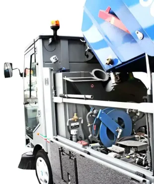 balayeuse autoportée S 150 Diesel 1000L de Fiorentini. Avec une capacité de bac de vidange de 1000L et une vitesse d'avancement de 0-30km/h, cette balayeuse offre une efficacité horaire de 24 000 m²/heure. Équipée d'un moteur Kubota, elle dispose également d'une décharge élevée en option et d'un réservoir diesel de 46L. Ne manquez pas cette balayeuse performante et pratique