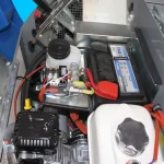 Découvrez la balayeuse autoportée S 28 70L de Fiorentini avec une capacité de 70L et une largeur de travail totale de 110 cm. Idéale pour les surfaces jusqu'à 6600mq/h.