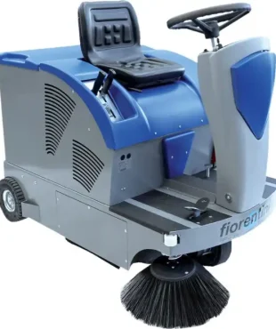 Accueil 68 Fiorentini Balayeuse Autoportée S 28 70L : balayeuse diesel avec une capacité de 70L, une largeur de travail totale de 110 cm et une surface filtrante de 6 m². Idéale pour les grandes surfaces jusqu'à 6600mq/h.