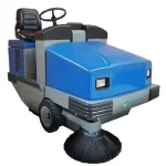 Fiorentini Balayeuse Autoportée S 34 Diesel 230L : Moteur Kubota, capacité de 230L, largeur de travail de 145 cm et une vitesse d'avancement de 0-7 km/h. Parfaite pour une surface jusqu'à 11750 mq/h.