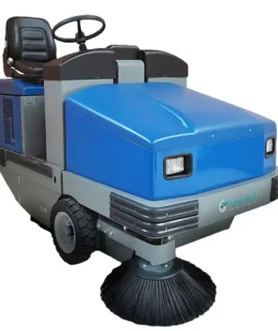 Fiorentini Balayeuse Autoportée S 34 Diesel 230L : Moteur Kubota, capacité de 230L, largeur de travail de 145 cm et une vitesse d'avancement de 0-7 km/h. Parfaite pour une surface jusqu'à 11750 mq/h.