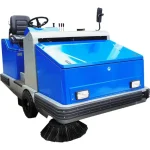 Fiorentini Balayeuse Autoportée S 48 Diesel 450L, La balayeuse autoportée S 48 Diesel 450L de Fiorentini est équipée d'un moteur Kubota et d'une brosse centrale de Ø 30 x 125 cm. Avec une capacité de bac de vidange de 450L, elle est idéale pour les travaux de nettoyage intensifs.