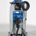 Avec une largeur du suceur de 700 mm et une vitesse d'avancement de 0-4 km/h, l'Autolaveuse Autotractée Fiorentini DELUX 43E 220V 45L garantit un nettoyage optimal.