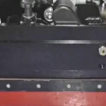 Une machine bleue et blanche avec des roues au sol: Autolaveuse Autoportée Fiorentini ECOSMILE 100 48V 150L, 5h d'autonomie, 150L de réservoir.