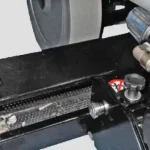 Une machine à roues bleue et blanche : autolaveuse autoportée Fiorentini ECOSMILE 100 48V 150L. Rendement jusqu'à : 5750 m²/h. Autonomie : 5 h. Capacité réservoir solution : 150L. Vitesse d'avancement : 0-6 km/h. Tension : 48V. Type de batterie : 4 x 12V x 157Ah. Moteur d'aspiration : 750W. Moteur à brosse : 2x400W. Moteur de traction : 500W. Largeur utile de travail : 960mm. Production horaire maximale : 5750 m²/h. Traction : De face. Pente maximale : 9%. La dépression : 170 mbar. Brosses à tête de pression : 43 kg. Caractère bruyant : 72dB. Tournant d'allée : 2000mm. Dimensions : 140x105