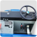 Fiorentini Balayeuse Autoportée S 32 Diesel 200L, Optez pour la balayeuse autoportée S 32 Diesel 200L de Fiorentini pour une efficacité maximale. Avec une capacité de bac de vidange de 200L et une largeur de travail de 135 cm, elle est parfaite pour les surfaces jusqu'à 7100 mq/h.