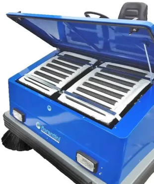 Fiorentini Balayeuse Autoportée S 48 Diesel 450L, La balayeuse autoportée S 48 Diesel 450L de Fiorentini est la solution idéale pour le nettoyage des grandes surfaces. Avec une capacité de bac de vidange de 450L et une largeur de travail totale de 160 cm, elle offre une performance optimale.