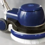 Consultez les caractéristiques techniques de la monobrosse WIRBEL C 143 L 13 220V : largeur de travail de 430 mm, vitesse de rotation des brosses de 154 tours/min, puissant moteur de 1300 W. Poids de 41,5 Kg.