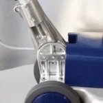 la monobrosse WIRBEL C 143 L 22 220V avec une puissance moteur de 2200 W et une vitesse de rotation des brosses de 154 tours/min. Parfait pour un nettoyage efficace et rapide.
