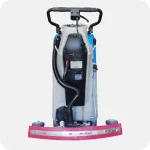 Améliorez l'efficacité de votre nettoyage avec l'autolaveuse autotractée Fiorentini GIAMPY. Rendement jusqu'à 2000 mq/h, autonomie de 4 h et capacité réservoir solution de 50 L. Vitesse d'avancement de 0-4 km/h.