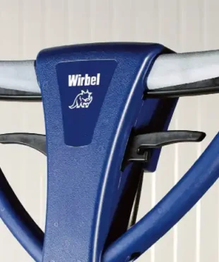 une solution de nettoyage efficace avec la monobrosse WIRBEL C 150 L 16 220V. Sa largeur de travail de 505 mm, sa vitesse de rotation de 154 tours/min et sa puissance moteur de brosse de 1600W en font un choix idéal.