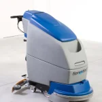 Profitez de l'efficacité de l'Autolaveuse Autotractée Fiorentini DELUX 43B 24V 45L avec une vitesse d'avancement de 0-4 km/h et une autonomie de 2/3 h.