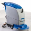 Découvrez l'autolaveuse autotractée Fiorentini DELUX 55B 24V 45L : une solution efficace pour le nettoyage avec une autonomie de 2/3 h et un poids de 85 kg.