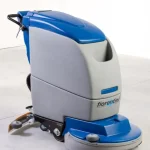 Découvrez l'autolaveuse autotractée Fiorentini DELUX 55B 24V 45L : une solution efficace pour le nettoyage avec une autonomie de 2/3 h et un poids de 85 kg.