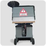 Découvrez la balayeuse autoportée S 34 Diesel 230L de Fiorentini : Moteur Kubota, capacité de 230L, largeur de travail de 145 cm et une vitesse d'avancement de 0-7 km/h. Idéale pour une surface jusqu'à 11750 mq/h.