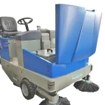 Fiorentini Balayeuse Autoportée S 38 Diesel 350L, Découvrez la balayeuse autoportée S 38 Diesel 350L de Fiorentini. Avec une capacité de bac de vidange de 350L et une largeur de travail de 130 cm, elle offre un rendement jusqu'à 16500mq/h. Moteur Kubota inclus.