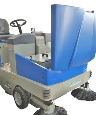 Fiorentini Balayeuse Autoportée S 38 Diesel 350L, Découvrez la balayeuse autoportée S 38 Diesel 350L de Fiorentini. Avec une capacité de bac de vidange de 350L et une largeur de travail de 130 cm, elle offre un rendement jusqu'à 16500mq/h. Moteur Kubota inclus.