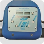 Fiorentini Balayeuse Autotractée CARPET SWEEPER 650 12V 38L, Découvrez la balayeuse autotractée Fiorentini CARPET SWEEPER 650 12V 38L. Puissance de 500 W, vitesse jusqu'à 5 km/h et récipient à ordures de 38 ltr. Parfaite pour les surfaces jusqu'à 2000 m²/h.